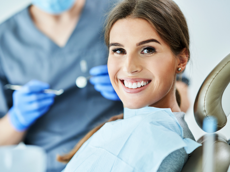 Dentista atendiendo paciente